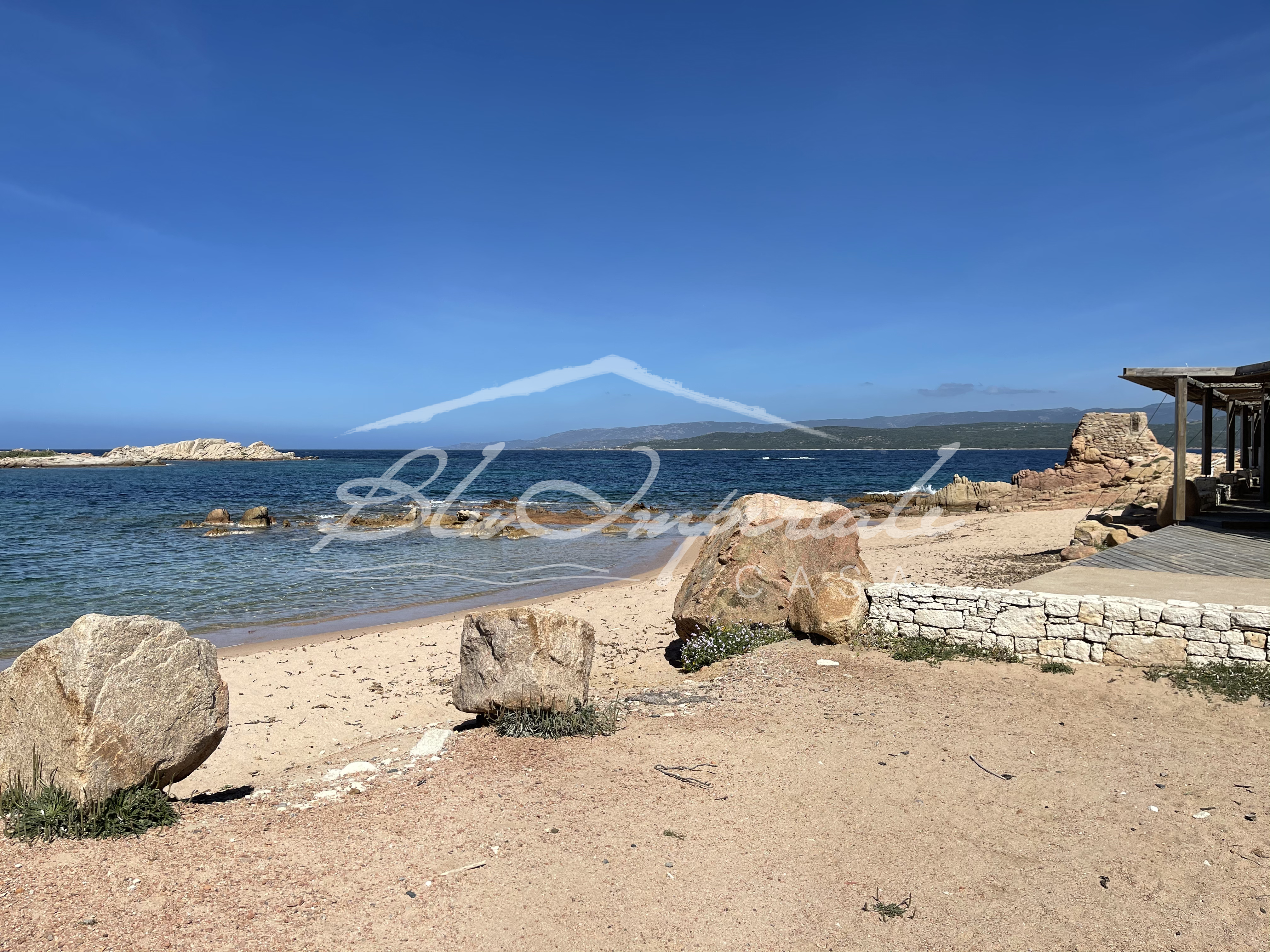 Vue sur des rochers depuis la plage